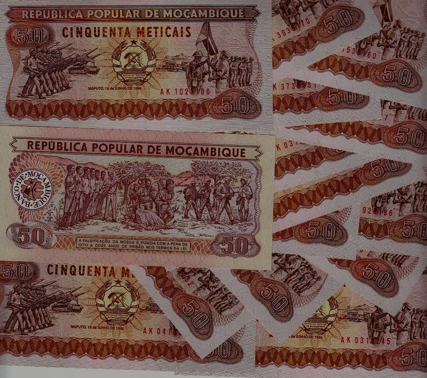 Mozambique P-129 unc. banknotes/15x